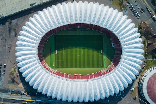 英格兰国家男子足球队白色球衣队员在训练中传球