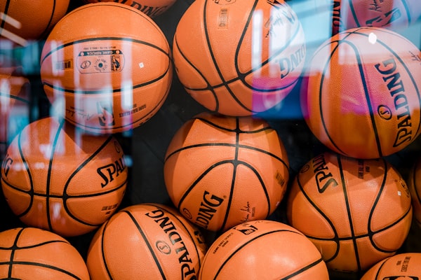 法国国家男子足球队蓝色球衣队员围在一起商讨战术