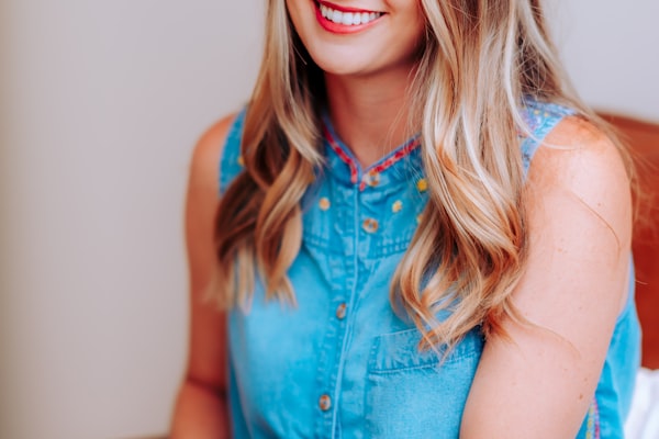 巴西国家男子足球队身着黄色球衣在绿茵场上庆祝进球