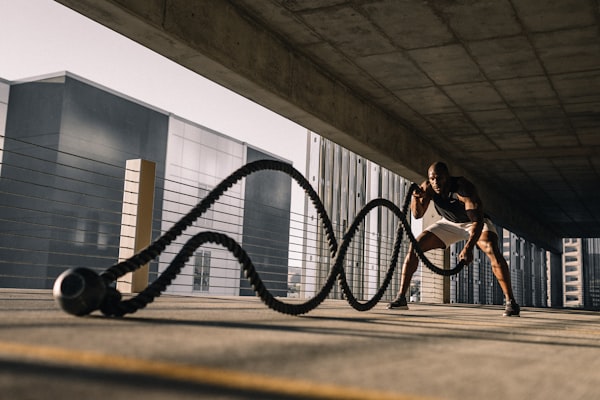 阿根廷国家男子足球队蓝白条纹球衣队员捧起冠军奖杯瞬间